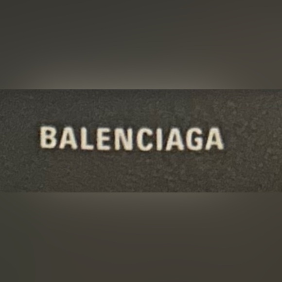 AUTHENTIC BALENCIAGA LEATHER CLUTCH. - Picture 3 of 6